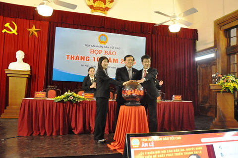 Ồng Nguyễn Hòa Bình, Chán án Tòa án nhân dân tối cao (giữa) bấm nút ra mắt trang tin điện tử về án lệ